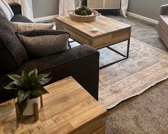 Lake View Home in Spirit Lake - Spirit Lake - Sala de estar