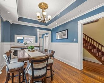 College Park Getaway - Winchester - Dining room