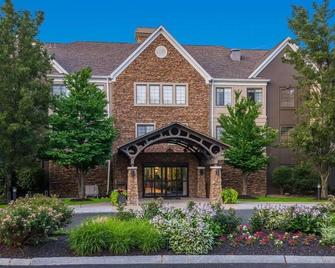 Your Home Away From Home! Close to Lawrence Heritage State Park! Outdoor Pool! - Andover - Building