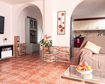 Serene mountain views. Spacious garden with 10x5m pool. - Fortuna - Living room