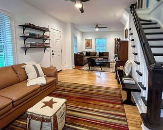 Historic Delavan Lake Farmhouse. Walk to Beach/Boat Launch. Mins to Lake Geneva! - Delavan - Obývací pokoj