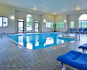 Holiday Inn Express Pittsburgh-North (Harmarville) By IHG - Harmar - Piscina