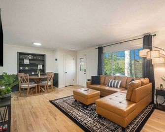 Waldo Speakeasy 6 bedroom/7 beds/2.5 baths - Kansas City - Soggiorno