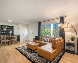 Waldo Speakeasy 6 bedroom/7 beds/2.5 baths - קנזס סיטי - סלון