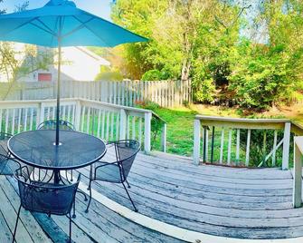 ⁂Your Cozy Home-Minutes to Base, 15min to Downtown ⁂ - Fayetteville - Patio