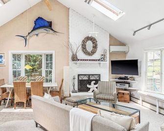 Ditch Plains Retreat, Surfer's Paradise, Walk To The Beach, Family Friendly Home - Montauk - Living room