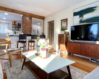Italian Cottage; A part of the Uptown Collective - Englewood - Wohnzimmer