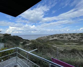 Sunny Cypriot Apartment W/ Site Pool, Gym and Kids playing area! - Akanthou - Balcony