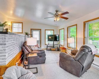 The Shady Cottage Less Than 1 Mi to Downtown Millersburg - Millersburg - Living room