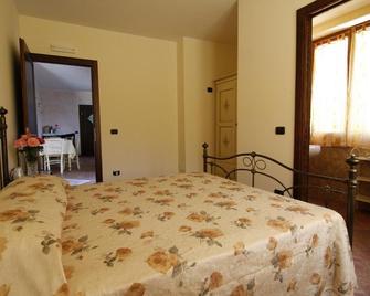 Agriturismo La Via Del Sale - Pignone - Camera da letto