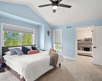 Family Fun! 17,000 Game Arcade, Sleeps 12, Walk to the Lake - Port Washington - Habitación
