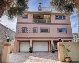 Retreat by the beach, Gulf views, Roof Top Sun Deck - Belleair Bluffs - Edificio