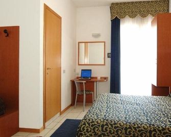 Hotel Lido - جيسولو - غرفة نوم