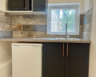 Dalston Luxe Studios, 10 minutes away from Liverpool Train Station - London - Kitchen