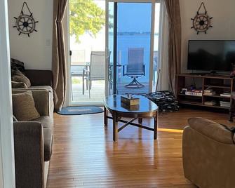 Four Season Waterfront Cottage with firepit/private boat launch - Gananoque - Salon