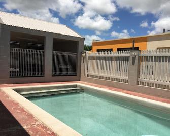 Plantation Park Motor Inn - Ayr - Zwembad