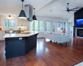 Mountain House in The Heart of Haliburto - Haliburton