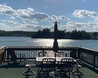 Big Cedar Lake, 125 feet of sandy frontage, beautiful shore, sunsets, spacious - West Bend - Балкон