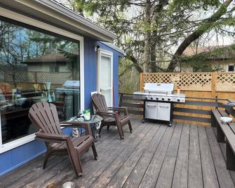 Relax in this entire charming Cottage in Wpg Beach - Winnipeg Beach - Patio