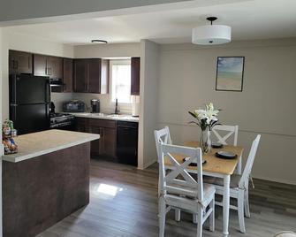 Lovely 1 bedroom. Your home away from home. - Harper Woods - Kitchen