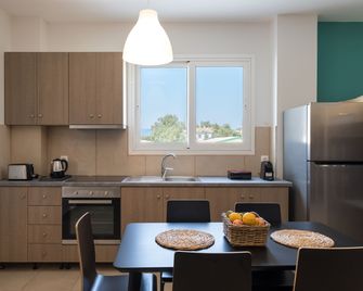Local Hostel & Suites - Potamós - Kitchen