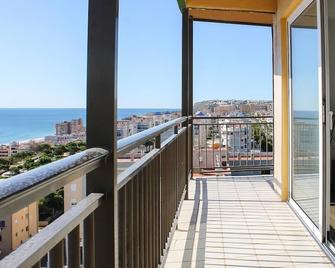 3 Bedroom Beautiful Apartment In Elche - Elche - Balcón