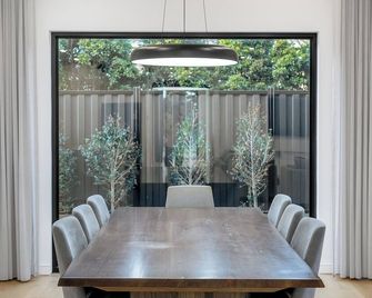 Enjoy a Brand-New Modern Luxury Stay w/ Pool, Spa & Scenic Parkland Views! - Epping - Dining room