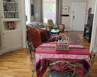 Sophisticated Bungalow, sparkling clean, walk to downtown, quiet neighborhood. - Roseburg - Spisestue