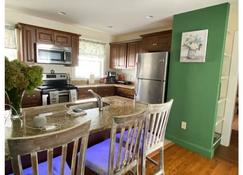 Florence House An incredible 2br 1 bth Apartment - New London - Kitchen