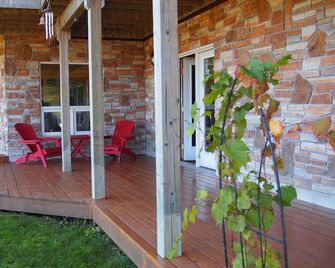 Our Valley View Bed & Breakfast - Clarington - Patio