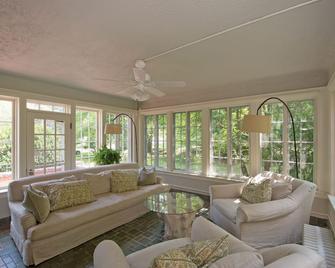 Elegant Updated Mansion in the Heart of Lewisburg - Lewisburg - Living room