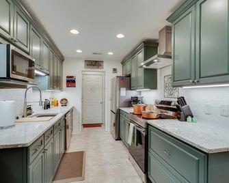 Feel at home in style, comfort, cleanliness & convenience- Enjoy all the details - Spring Hill - Kitchen