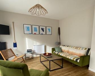 Cosy apartment in the heart of La Turballe, shops on foot - La Turballe - Salon