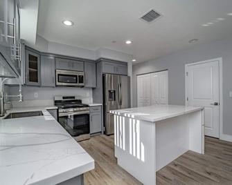Green Homestay Address Changed - Los Angeles - Kitchen