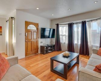 North Hollywood Getaway 14 Mi to Downtown! - Universal City - Living room