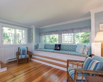 Summerhill - Fully Renovated Cottage - Walk to Beach, Town and Marina - Kennebunkport - Living room