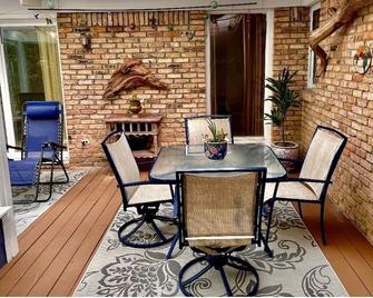 Spacious 3 Bedroom 3 Bath in Scenic Neighborhood available shortterm & midterm - Shalimar - Patio