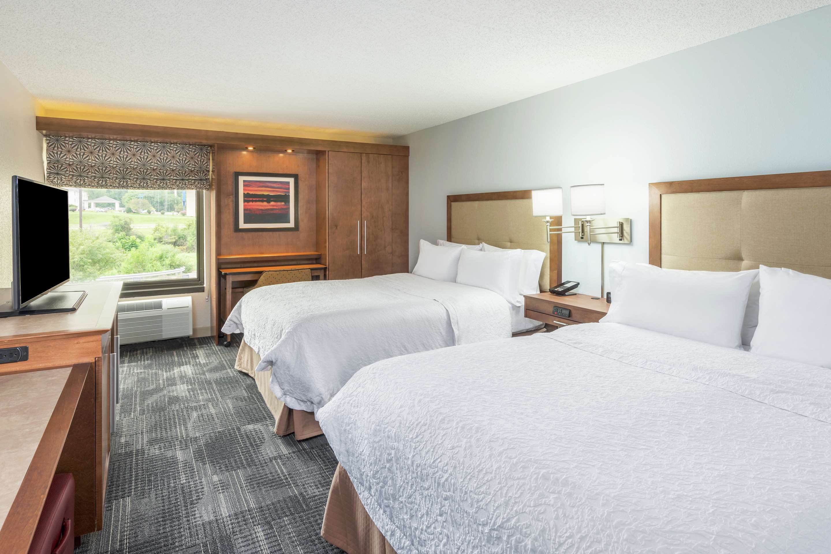 Bedroom view of Hampton Inn Columbia