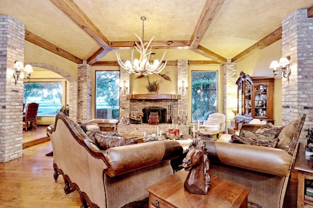 Lonesome Wind Ranch: A Luxurious South Texas Ranch Estate - Floresville - Living room