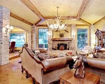 Lonesome Wind Ranch: A Luxurious South Texas Ranch Estate - Floresville - Living room