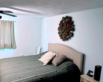 3 bedroom ranch, sleeps 9, with AC,WiFi, and impeccable cleanliness. - Rock Falls - Bedroom