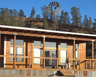 Longhorn Ranch. Views! Tiny home cabin. 2/1 /3beds Fast wifi. The pinnacles hike - Hollister - Building