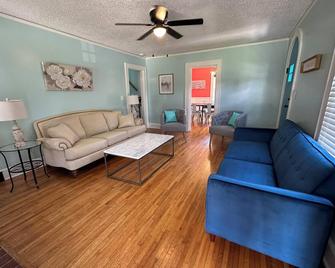 3-bedroom house 0.5 mile from downtown Elkin in the heart of Yadkin Wine Country - Jonesville - Living room