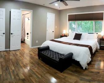 Large Group Entertainment Zone! - Anchorage - Bedroom