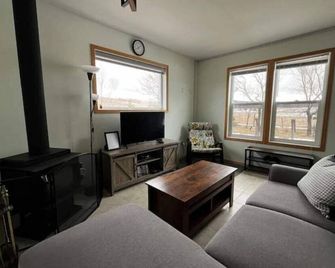 Cozy cabin in charming Cypress Hills with WiFi - Elkwater - Living room
