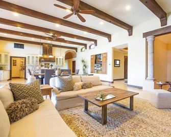 Farm Stay Villa on 55 Acres // Pool, Hot Tub & Complimentary Wine Tasting - Healdsburg - Wohnzimmer