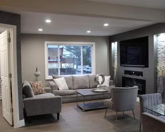 first floor . |Renovated |Near NYC |Sleeps 6 - Ridgefield - Living room