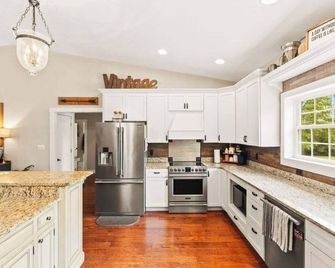 Barndominium! Pool, Hottub, Slide, Mini B-Ball Court/Nerf Arena, Theater, 2 Bars - Terre Haute - Kitchen