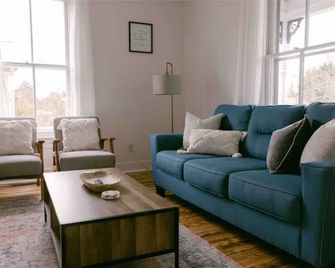 Historic Home- Walking Distance to Downtown - Lynchburg - Living room