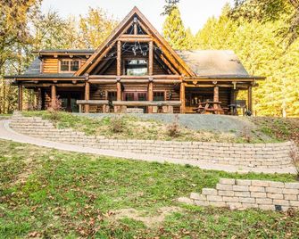 Firewater Lodge Cabin Experience - Roseburg - Building